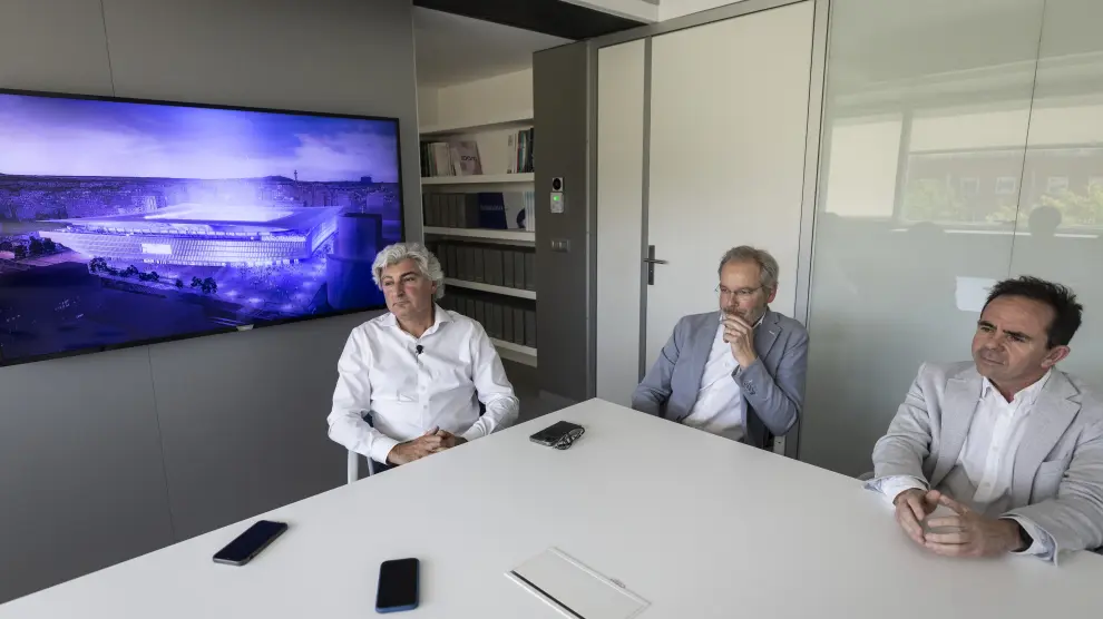 César Azcárate, Eduardo Aragüés y Antonio Lorén, durante la entrevista en las oficinas de Idom