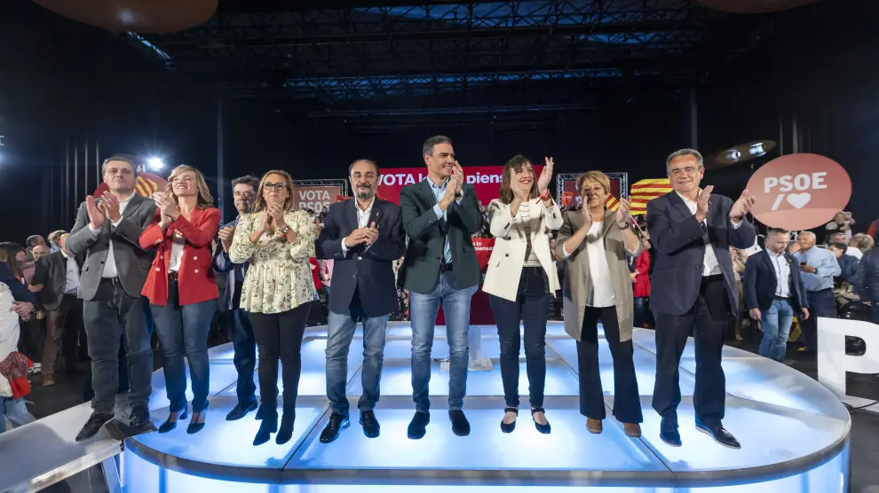 Lambán, Sánchez y Ranera, junto a la ministra Alegría y otros destacados dirigentes y candidatos del PSOE-Aragón.