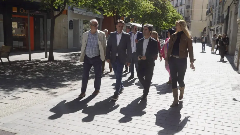 Luis Felipe paseando este viernes con integrantes de la candidatura del PSOE por el centro de Huesca.