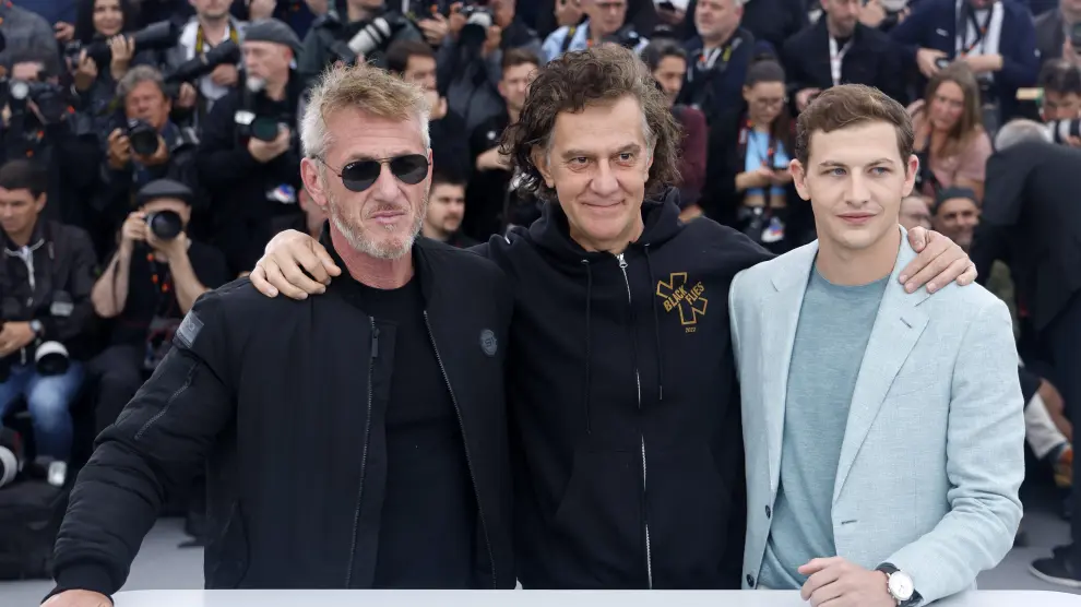 Sean Penn, Jean-Stephane Sauvaire and Tye Sheridan durante el 76º Festival Internacional de Cine de Cannes.