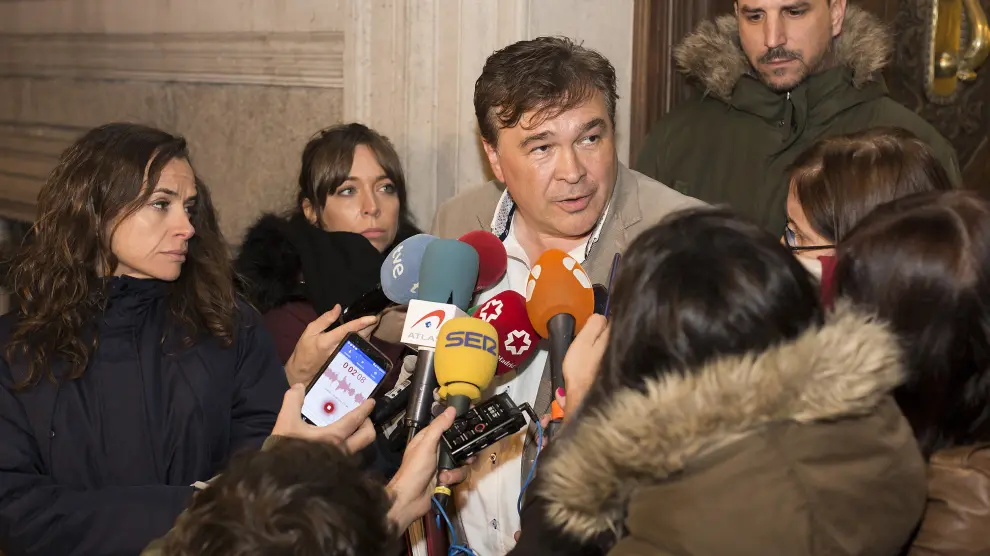 El diputado de Teruel Existe Tomás Guitarte atiende a los informadores en el Congreso.