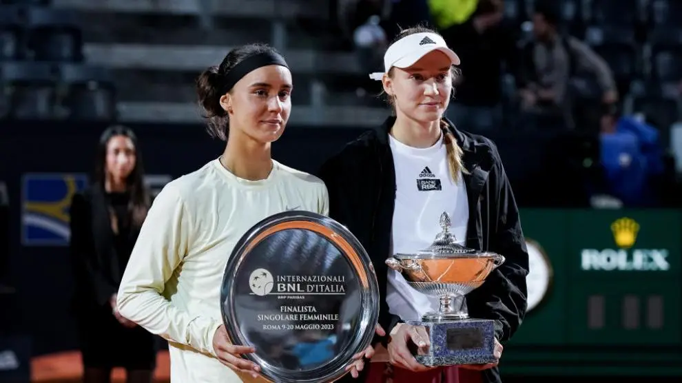 Elena Rybakina y Anhelina Kalinina, tras recibir sus galardones del Master de Roma de Tenis.