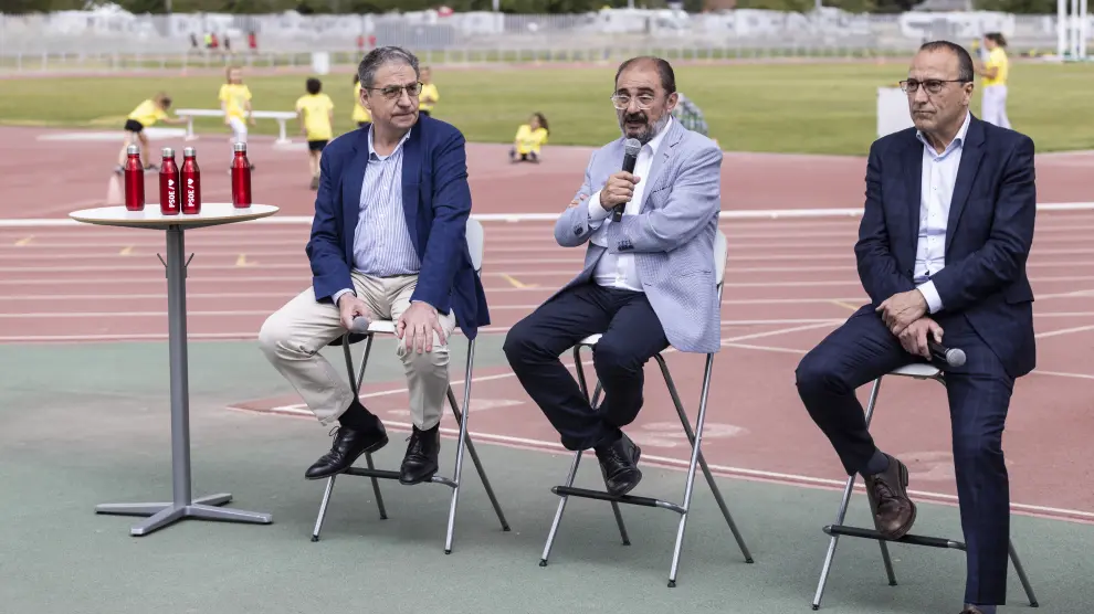 Lambán, entre Soriano y Faci, en el acto organizado este lunes en el Centro Aragonés del Deporte para presentar sus propuestas en materia deportiva.