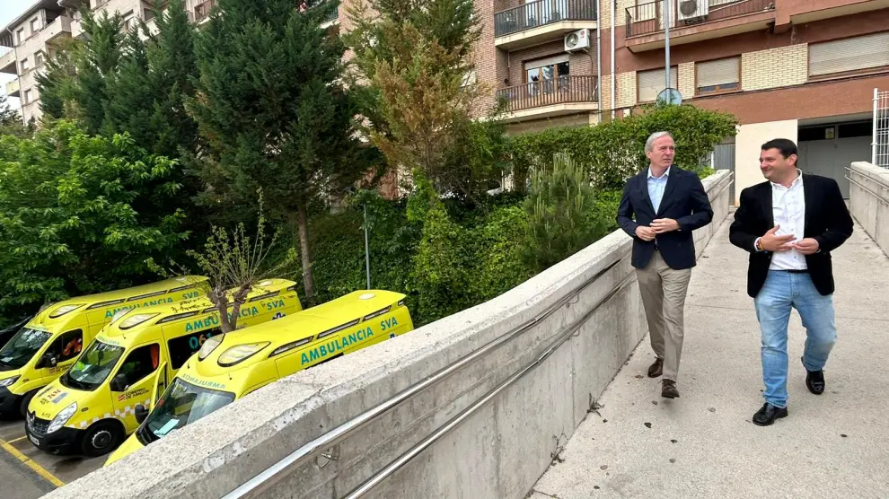 Azcón, junto con el candidato a la alcaldía de Alcañiz, han recorrido la zona de aparcamiento de los vehículos sanitarios en la capital bajoaragonesa.