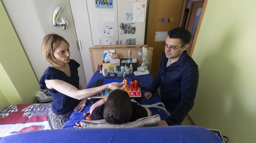 Silvia Echevarría y su marido, junto a su hijo Pablo, de seis años, quien sufre una enfermedad grave y rara.