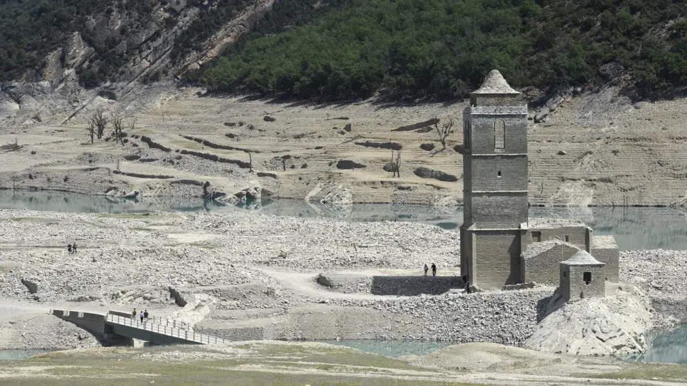 Una imagen de Mediano el pasado fin de semana, sin nada de agua en el entorno de la torre de la iglesia.