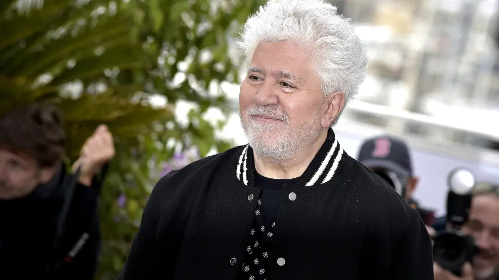 El director español Pedro Almodóvar posa en la presentación de la película ‘Extraña forma de vida’ en el Teatro Debussy durante el Festival de Cine de Cannes, a 17 de Mayo de 2023.