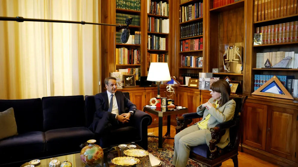 El primer ministro griego, Kyriakos Mitsotakis, se reúne con la presidenta griega, Katerina Sakellaropoulou, para recibir un mandato oficial para tratar de formar un gobierno de coalición después de las elecciones generales, en Atenas, Grecia.