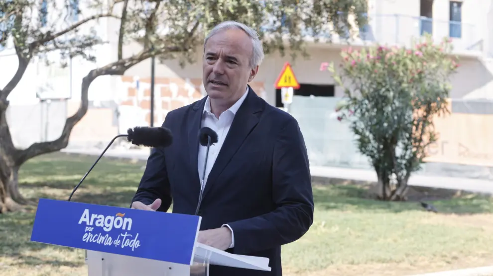 El presidente del PP-Aragón y candidato a la DGA, Jorge Azcón, ha criticado la gestión gubernamental en las negociaciones con Tata.