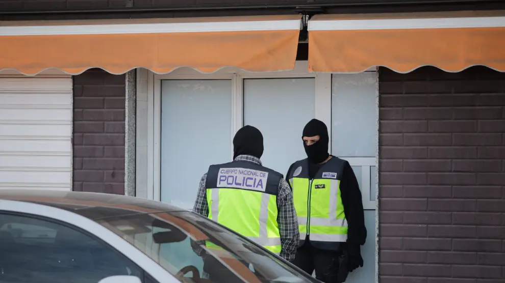 Dos agentes de la Policía Nacional durante una operación en Melilla relacionada con la supuesta compra de votos por correo.