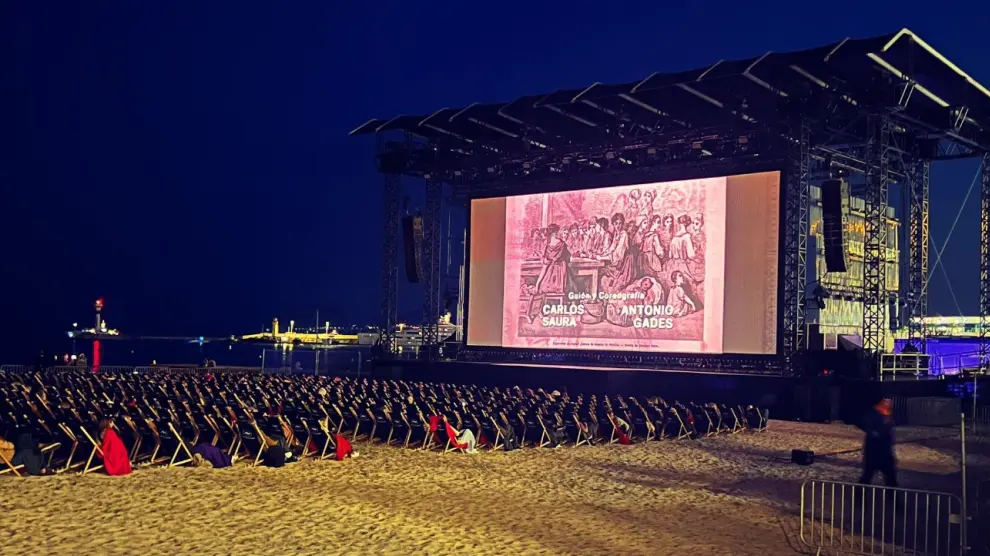 El inicio de la proyección de 'Carmen' en la playa de Cannes.