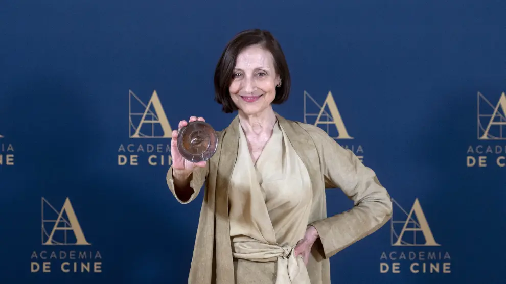 Carme Elías posa con la Medalla de Oro de la Academia del Cine