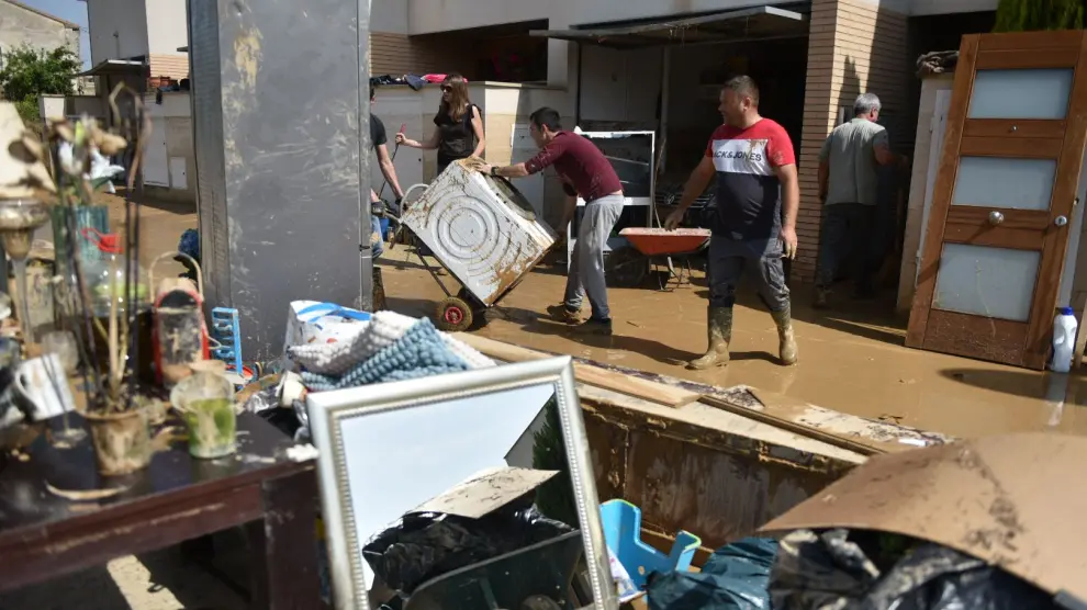 Los vecinos limpian los destrozos ocasionados por las inundaciones.