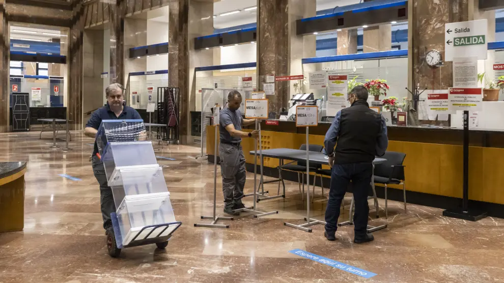 Preparativos para el 28-M: colocación de urnas y mesas electorales en el Ayuntamiento de Zaragoza, uno de los colegios para votar en la capital