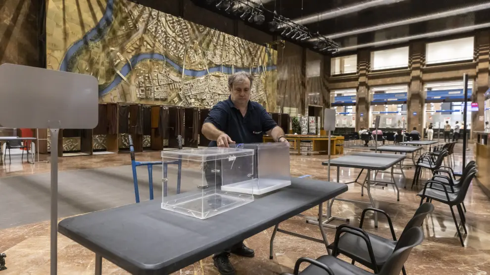 Preparativos para el 28-M: colocación de urnas y mesas electorales en el Ayuntamiento de Zaragoza, uno de los colegios para votar en la capital
