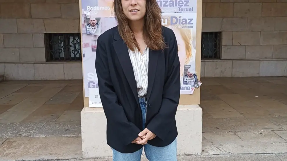 Sandra González, de Podemos, en la plaza de San Juan.
