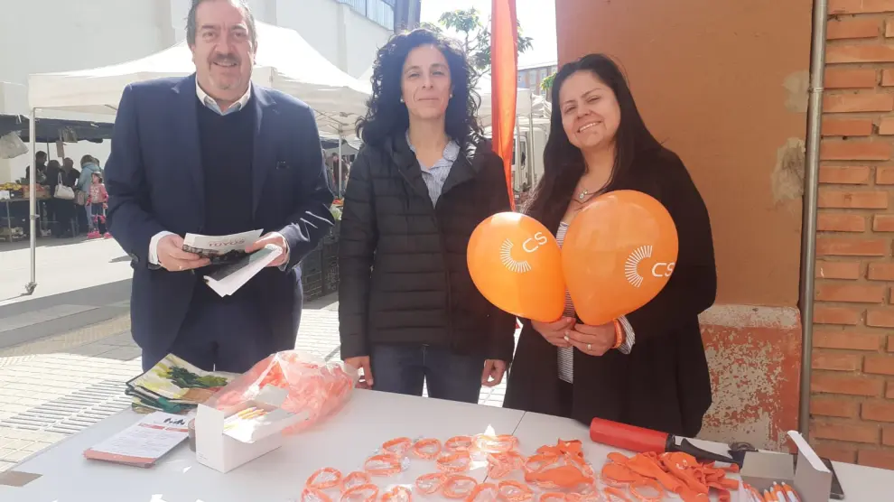 Nuria Tregón, de Ciudadanos, ha repartido globos, pulseras y folletos.