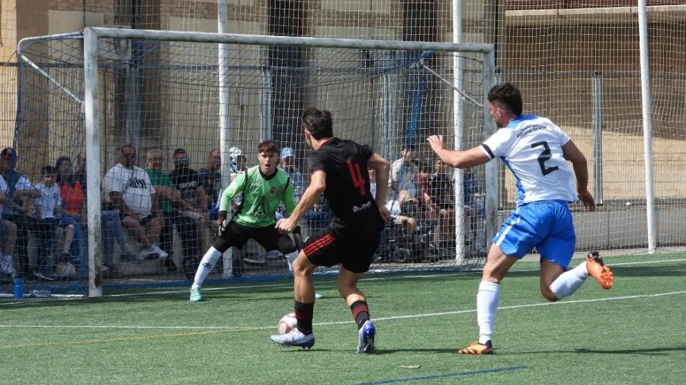 Acción de juego en el partido entre la EFB Huesca y el Fuentes