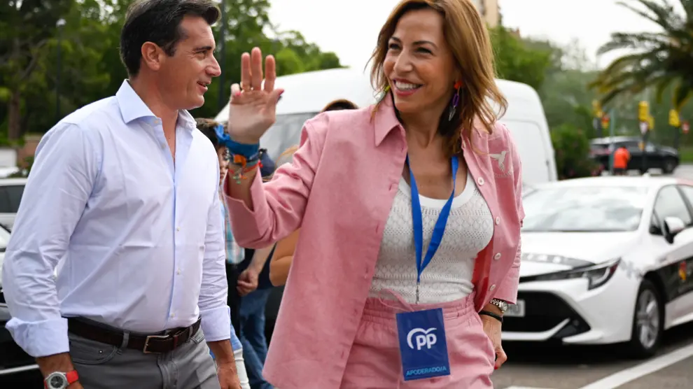 Natalia Chueca, candidata a la Alcaldía de Zaragoza por el PP, votando en el Aula de la naturaleza del Parque Grande