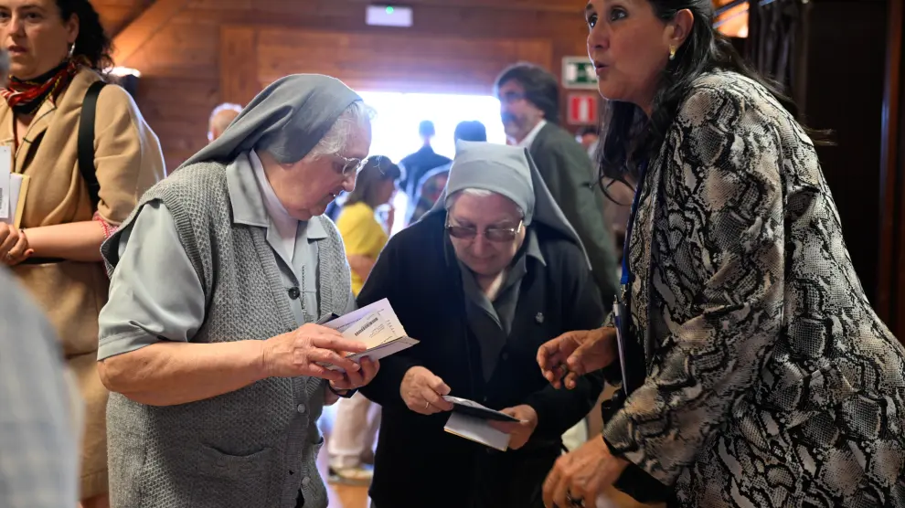 Varias monjas ejercen su derecho al voto en el Aula de la naturaleza del Parque Grande de Zaragoza