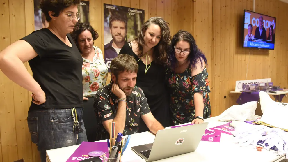 Seguimiento de la noche de las elecciones municipales de 2023 en la sede de Podemos en Huesca.