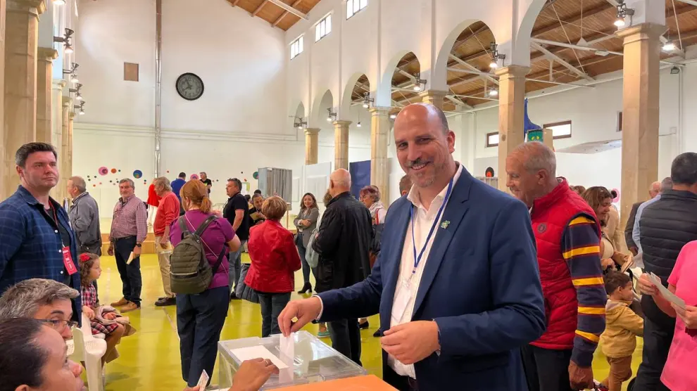 El concejal electo de Teruel Existe en Alcañiz, Joaquín Egea, al depositar su voto el 29-M.