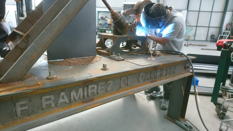 El reloj solar tiene los nombres escritos de los ingenieros Fernando Ramírez de Dampierre y Luis Caballero De Rodas, a los que se dedican por el Ayuntamiento de Canfranc.