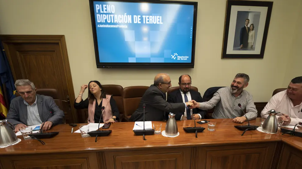 El presidente de la DPT, Manuel Rando, saluda al diputado Antonio Pérez, que no repetirá en la próxima corporación.