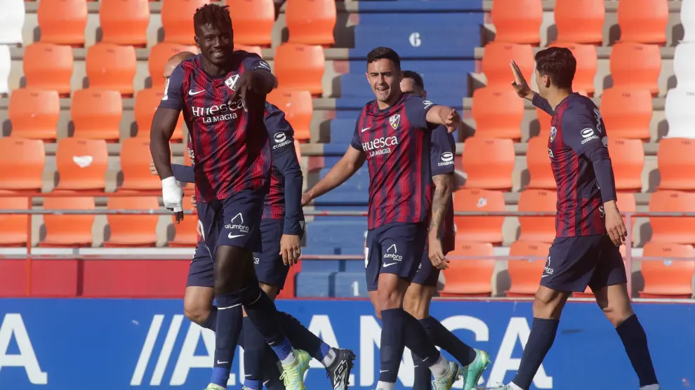 Obeng celebra su gol frente al Lugo, el último con la camiseta del Huesca.