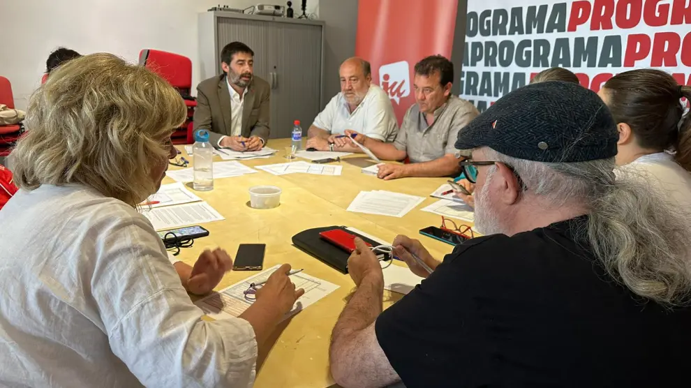 Álvaro Sanz, en el centro, durante la reunión de IU-Aragón para valorar los resultados electorales.