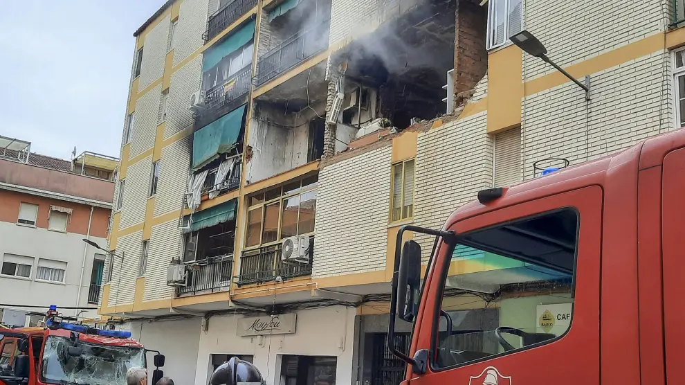 Fotografía de los efectos de una explosión de gas este jueves, en una vivienda ubicada en un bloque de pisos de la calle Hernando de Sotode Badajoz.
