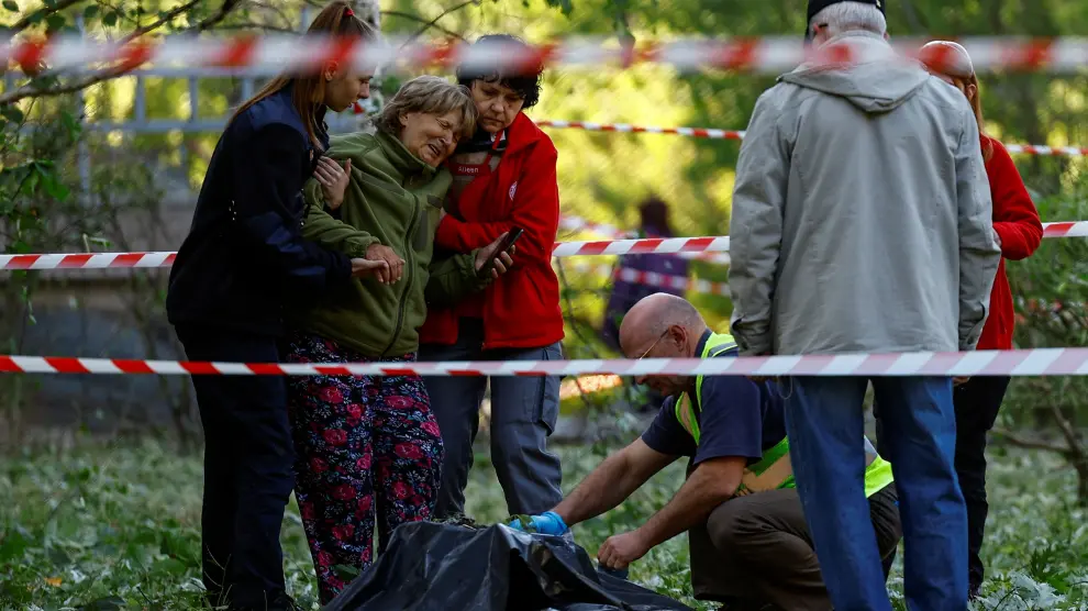 Una mujer llora ante la muerte de su hija en el ataque ruso sobre Kiev