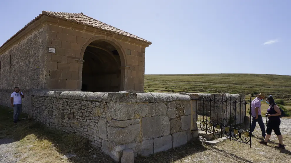 Exterior de la ermita del Pilar de Monteagudo del Castillo, desde donde se divisa el paisaje del Maestrazgo.