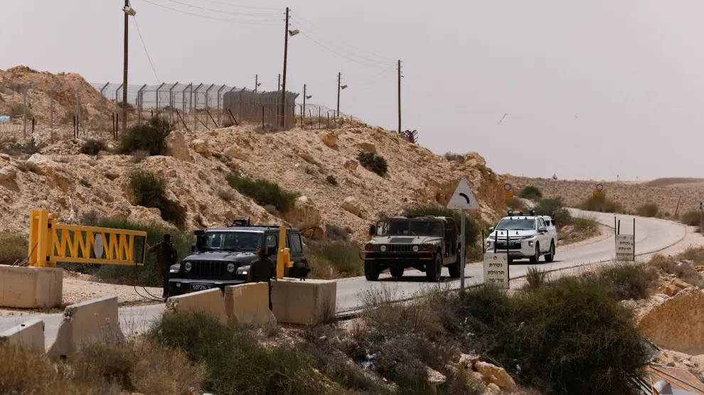 Vehículos se acercan a la frontera sur de Israel con Egipto, donde se ha producido el incidente