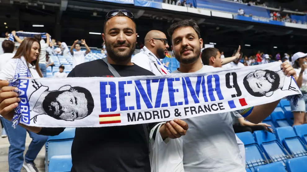 Aficionados madrididtas con una bufanda con el nombre de Benzema
