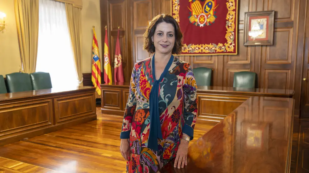 La alcaldesa de Teruel, Emma Buj (PP), en el salón de Plenos del Ayuntamiento.
