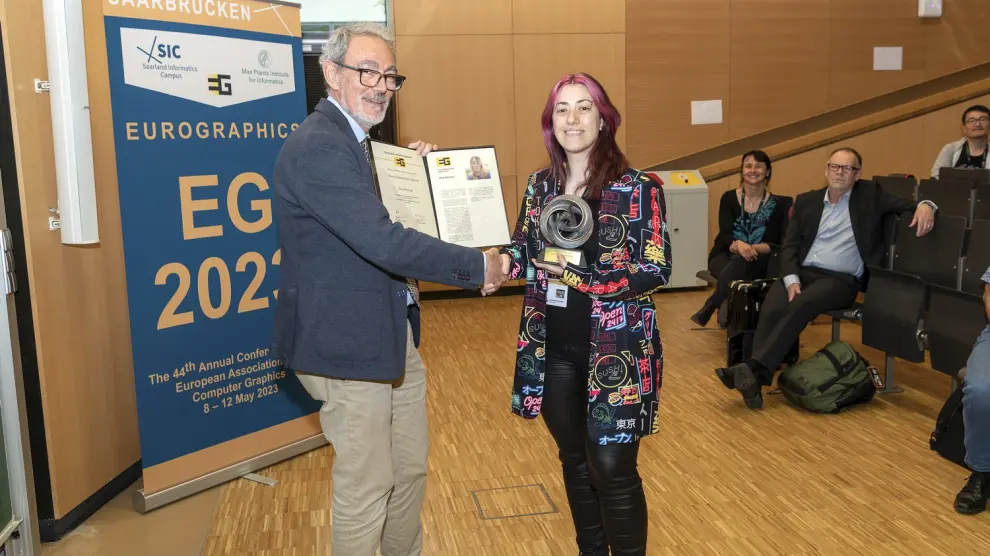 La doctora en Ingeniería Informática Ana Serrano, recibiendo el Eurographics Young Researcher Award.