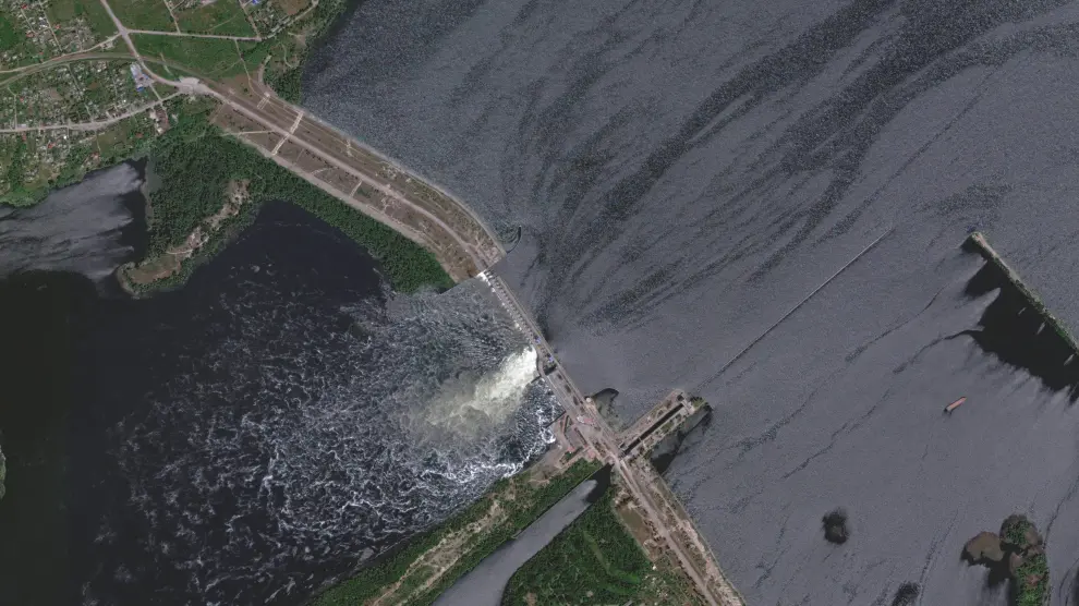 Una imagen de satélite de la presa dañada.