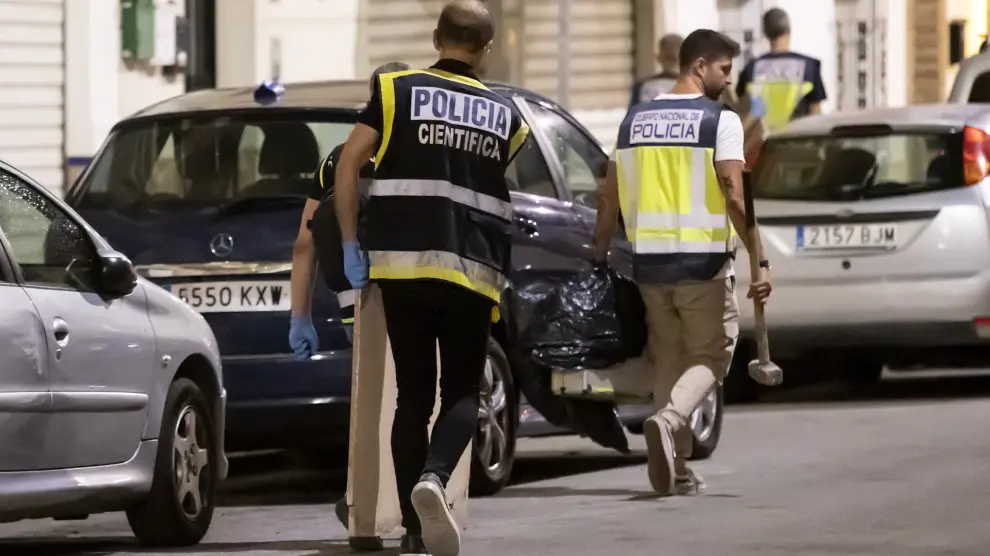 TORREMOLINOS (MÁLAGA), 07/06/2023.- Varios miembros de la Policía Nacional abandonan el lugar tras sacar el cuerpo sin vida de Sibora Gagani, la joven de origen albanés y nacionalidad italiana desaparecida en 2014, en el piso que compartió en Torremolinos (Málaga) con Marco R., el presunto autor del asesinato de Paula en esta misma población el pasado mes de mayo. EFE/Daniel Pérez