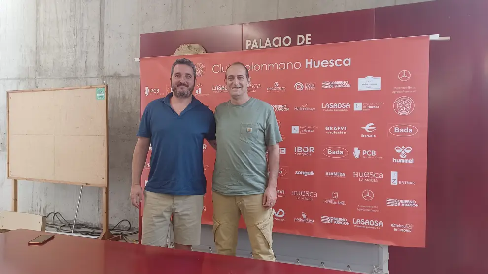 Nolasco, a la derecha, con el director deportivo, Dani Ibáñez.