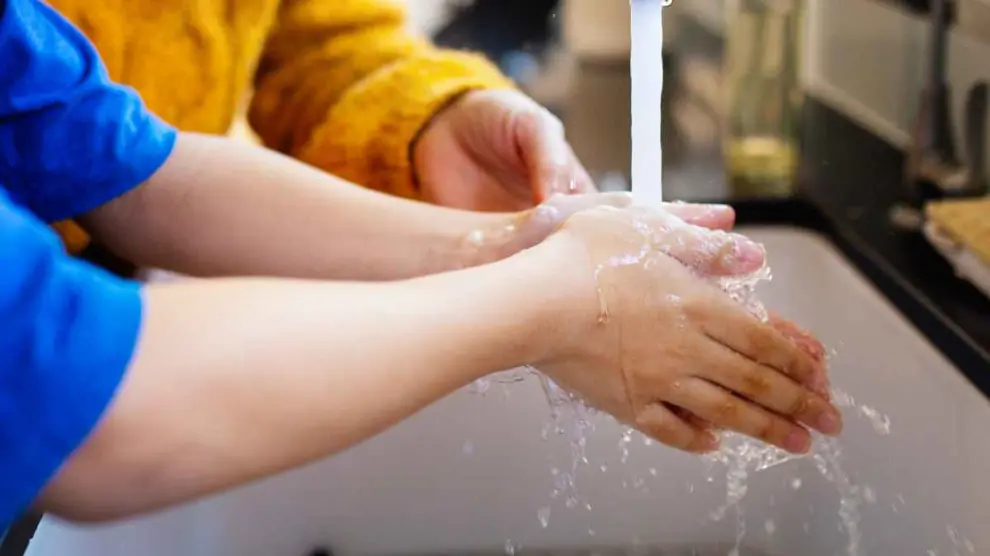 Un niño lavándose las manos