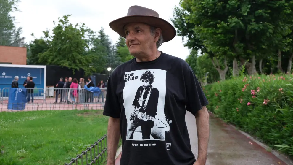 Un fan de Bob Dylan espera a entrar al concierto en Madrid.