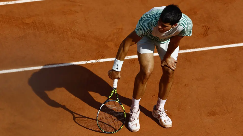 Tennis - French Open - Roland Garros, Paris, France - June 9, 2023 Spain's Carlos Alcaraz receives medical attention after sustaining an injury during his semi final match against Serbia's Novak Djokovic REUTERS/Kai Pfaffenbach TENNIS-FRENCHOPEN/
