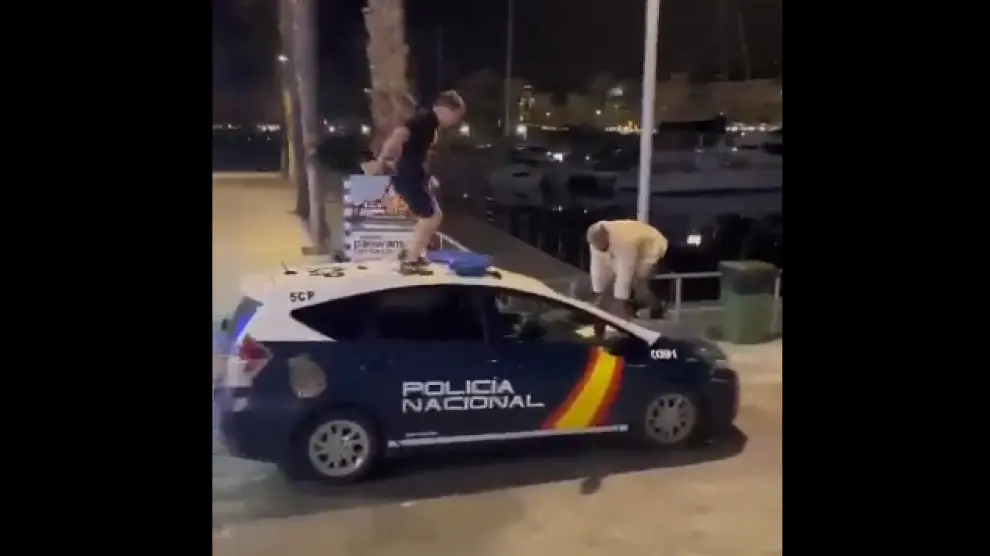 Los dos hombres se subieron encima del coche policial