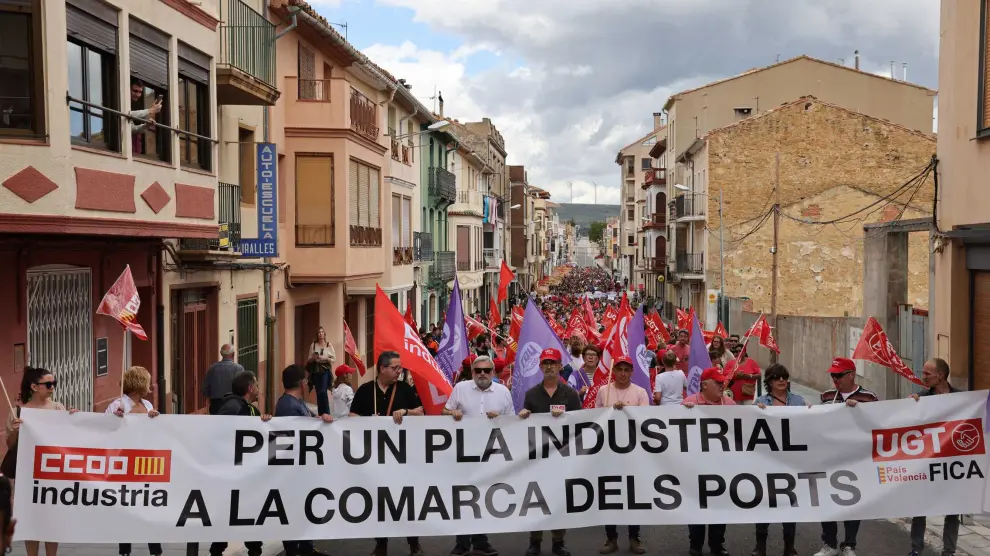 Dos mil personas han recorrido las calles de Villafranca para reclamar la continuidad de Marie Claire y un plan industrial para el Maestrazgo.