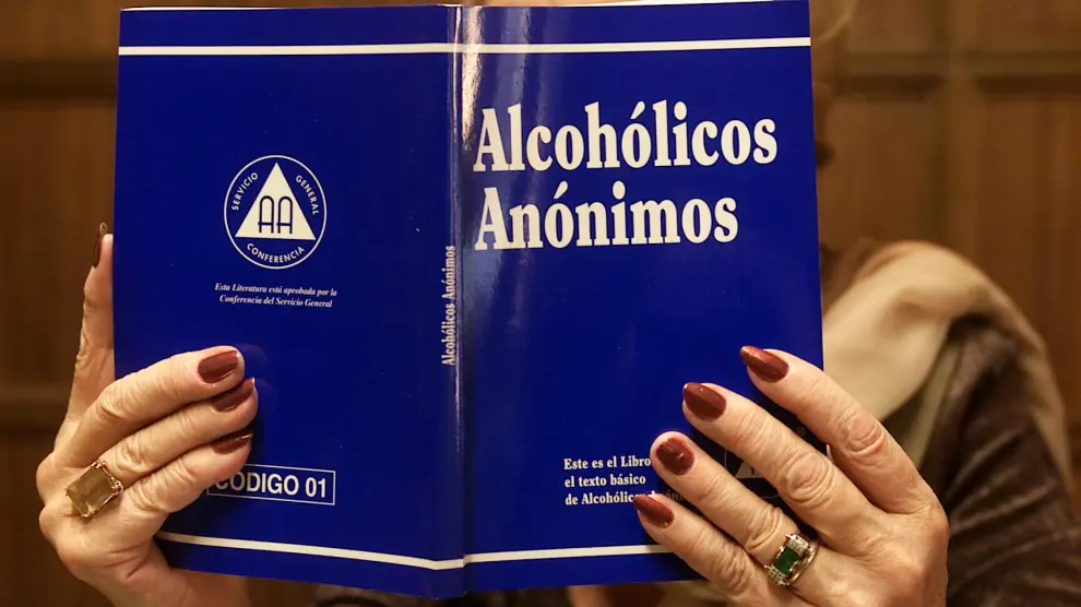 Las asociaciones de Alcohólicos Anónimos ayudan a personas que comparten el mismo problema