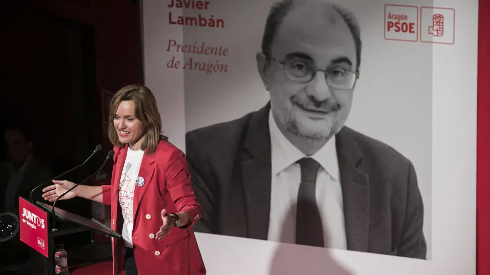 Pilar Alegría, ante un retrato de Javier Lambán, durante la campaña electoral autonómica de 2019.