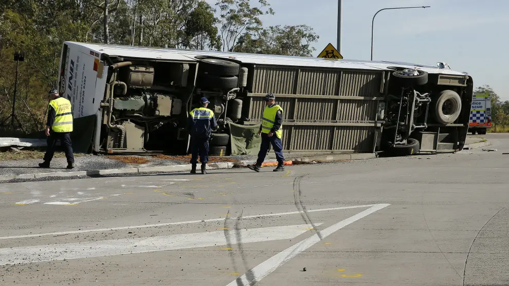 El autobús quedó volcado de lado sobre la calzada AUSTRALIA TRANSPORT ACCIDENT