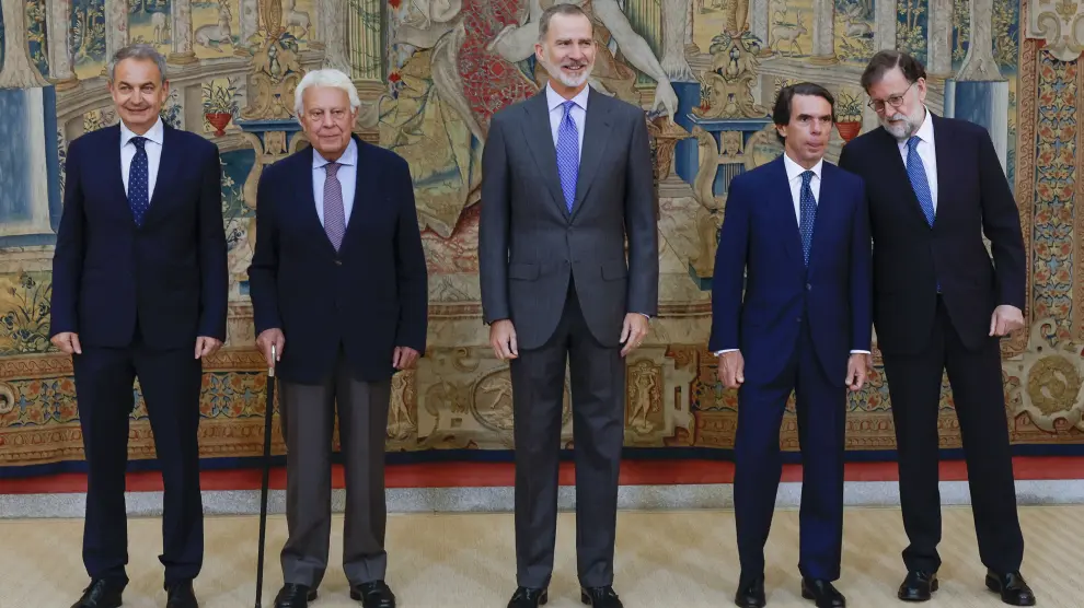 Felipe VI con los cuatro expresidentes en una reunión del Real Instituto Elcano.