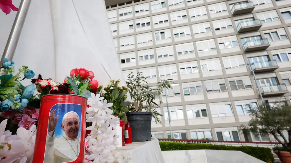 Flores junto al hospital donde se encuentra ingresado el papa Francisco VATICAN ITALY POPE FRANCIS HEALTH